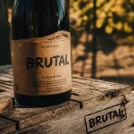 Brutal vin nature en bouteille sur caisse en bois