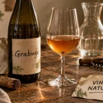 Grabuge vin nature : bouteille et verre, dépôt visible