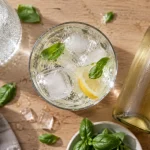 Splash vin nature : vin au centre du verre avec glaçons
